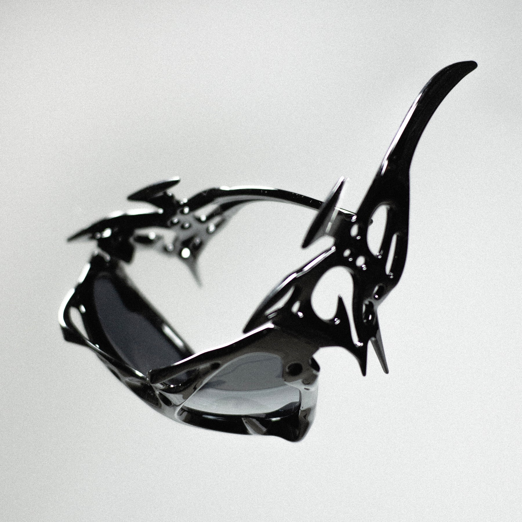 SCULPTURAL SUNGLASSES